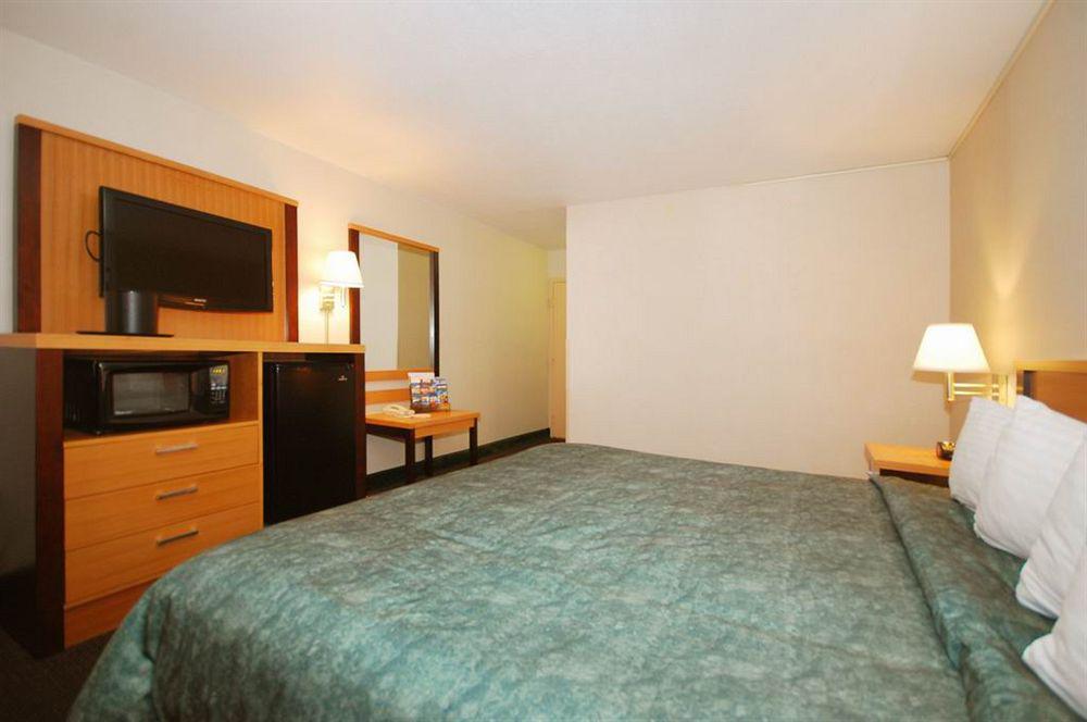 Отель Magnuson Grand Columbus North Экстерьер фото